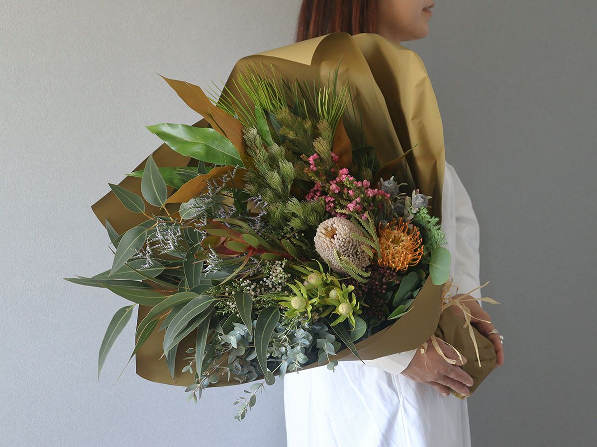 季節のバンクシアを束ねたおまかせフレッシュブーケ | 世界の花屋