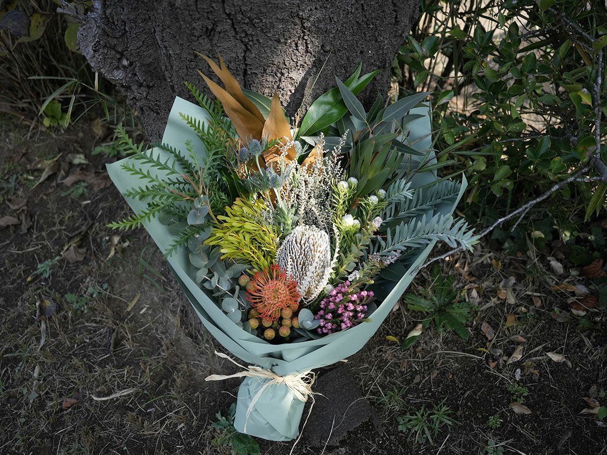 季節のバンクシアを束ねたおまかせフレッシュブーケ | 世界の花屋