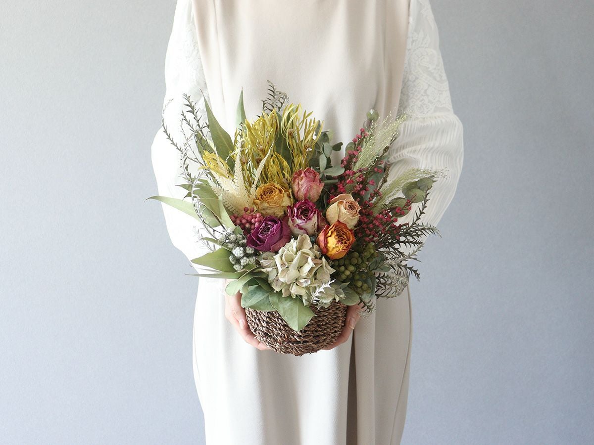 小さなプロテアとバンクシアのドライバスケット | 世界の花屋